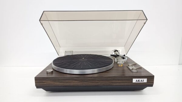 Vista frontal del tocadiscos AKAI AP-100C, mostrando su diseño elegante y minimalista.