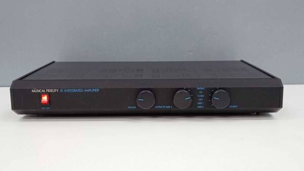 Amplificador integrado Musical Fidelity B1 en vista frontal, mostrando su diseño elegante y compacto
