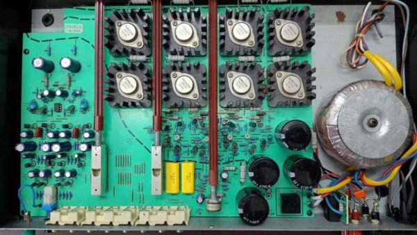 Interior del amplificador Integrado Musical Fidelity B1 que muestra su calidad constructiva