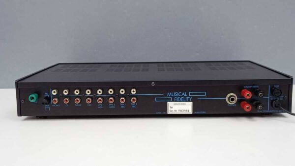 Panel trasero del amplificador Musical Fidelity B1, con conexiones RCA y detalles técnicos.