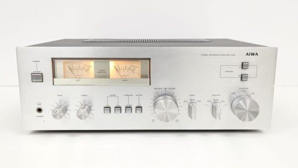 imagen frontal del amplificador vintage Aiwa AF-8300 con vúmetros luminosos