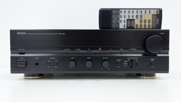 Vista frontal del amplificador Denon PMA-680R, mostrando los controles de volumen y ecualización de tonos, así como su mando a distancia original