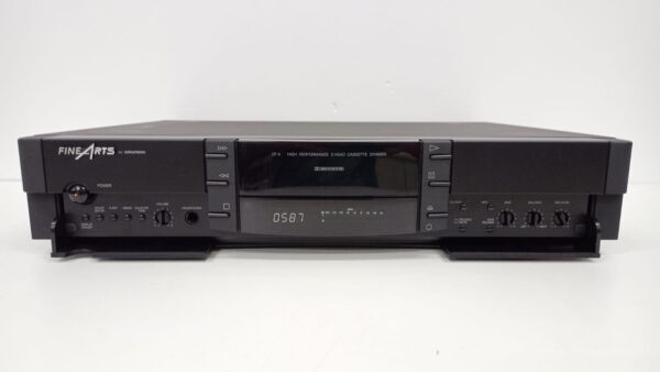 Vista frontal de la pletina de cassette Grundig Fine Arts CF4, mostrando su elegante diseño minimalista