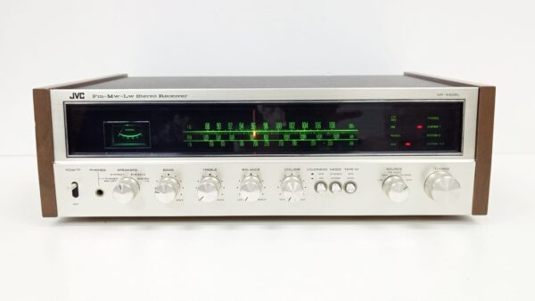 Vista frontal del amplificador vintage JVC VR-5505L con controles de volumen y selector de fuentes