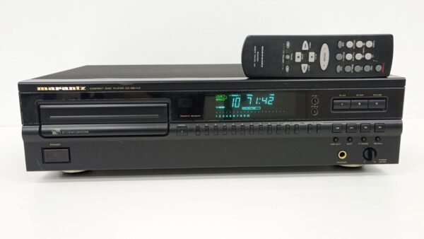 Reproductor de CD Marantz CD 52 visto de frente, mostrando su diseño elegante y clásico