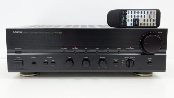 Vista frontal del amplificador Denon PMA-680R y su mando, mostrando su diseño robusto y controles de tono