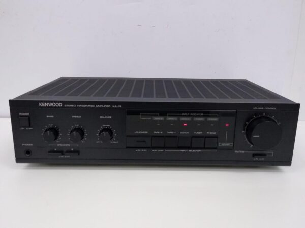 Amplificador integrado Kenwood KA-76 de frente, con su diseño robusto y controles intuitivos