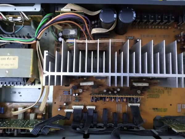 Imagen interior del Kenwood KA-76 en el que se aprecia su gran batería de transistores de salida y capacitors de 7.800 uF. marca ELNA