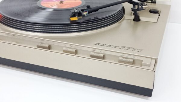 Detalle del brazo del Marantz TT 4200 con su cápsula de imán móvil y aguja, listos para reproducir vinilos con precisión.