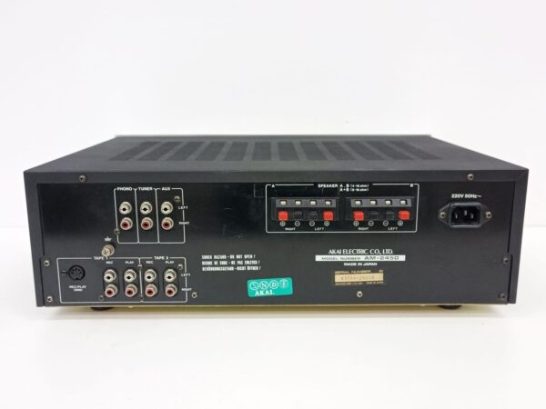 Panel trasero del AKAI AM-2450 con conexiones de entrada y salida.