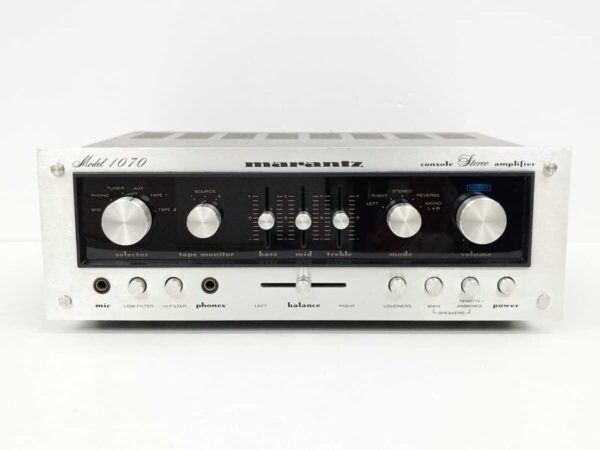 Vista frontal del amplificador Marantz Model 1070 de Hifilia mostrando su diseño clásico y controles.