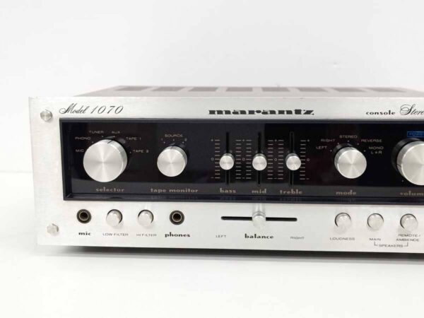 Primer plano de los controles y perillas del Marantz Model 1070 resaltando su estética vintage.