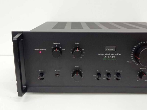 Primer plano de los controles del Sansui AU-519, mostrando la calidad de los materiales y el diseño