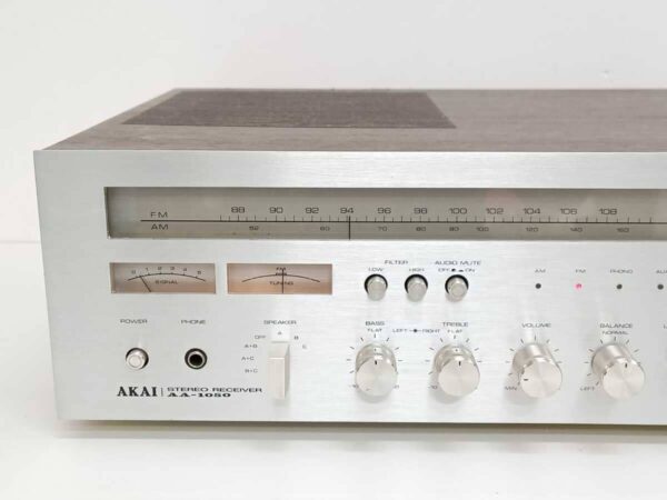 Primer plano de los controles y vúmetros del Akai AA-1050 resaltando su diseño vintage.