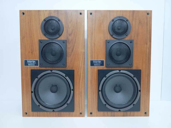 Vista frontal de los altavoces Martin USA Gamma 308 mostrando su diseño clásico de 3 vías