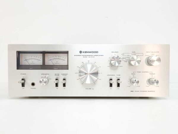 Vista frontal del amplificador Kenwood KA-6100 mostrando su diseño elegante y controles principales.