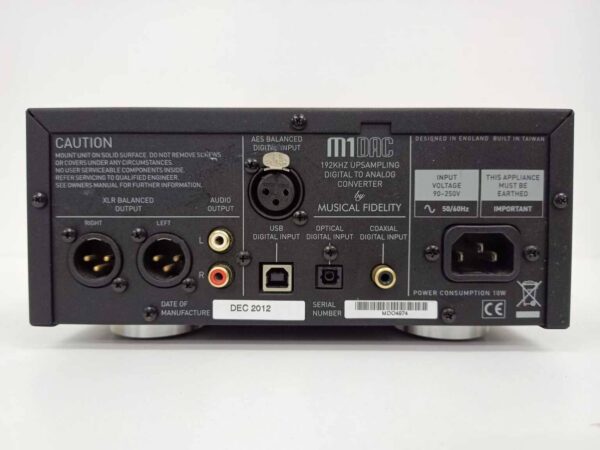 Panel trasero del M1 DAC, destacando las entradas digitales y salidas analógicas.