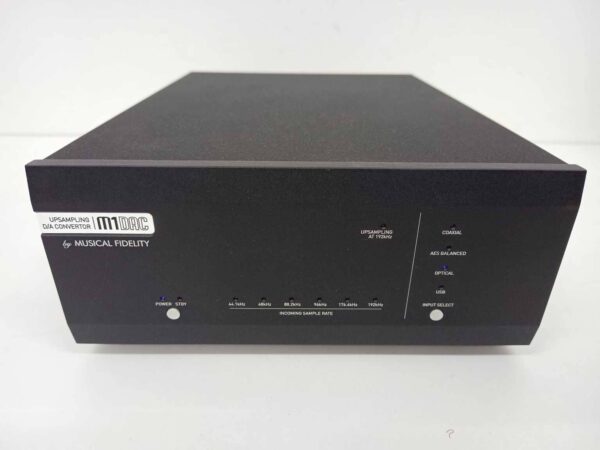 Vista frontal del DAC Musical Fidelity M1, mostrando su diseño elegante y minimalista.
